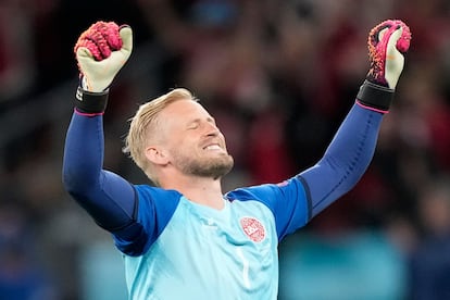 Kasper Schmeichel celebra la victoria de Dinamarca ante Rusia