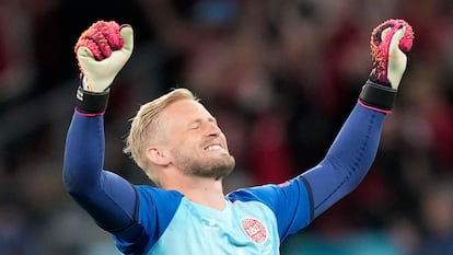 Kasper Schmeichel celebra la victoria de Dinamarca ante Rusia.