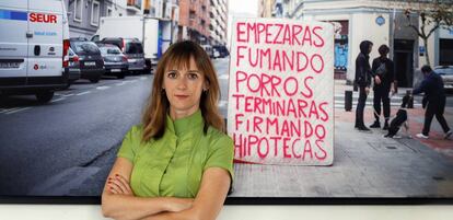 Elisa Hernando, frente a una de las fotografías de la sede de Idealista.