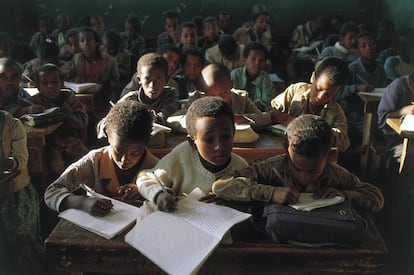 Niños, durante una clase en una escuela de Gondar, en Etiopía.