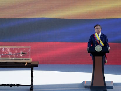 Gustavo Petro con la espada de Bolívar durante su discurso de investidura, en la Plaza de Bolívar, en Bogotá, el 7 de agosto de 2022.