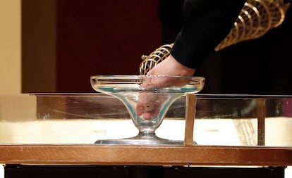 Detalle de la mano de un niño de San Ildefonso con una bola de la copa del bombo.