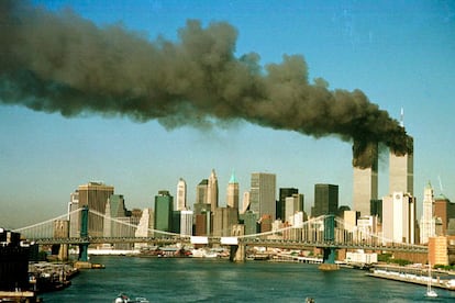 Nueva York (Estados Unidos), 11 de septiembre. Las Torres Gemelas arden antes de derrumbarse tras el ataque de terroristas suicidas que estrellan contra ellas sendos aviones de líneas regulares previamente secuestrados. Simultáneamente, otro avión ataca el Pentágono, sede del poder militar en Washington.