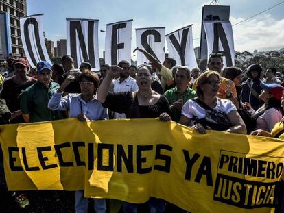 Opositores de Nicolás Maduro se manifestam em Caracas na terça-feira.