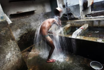 Un hombre se lava en un baño público en Colombo, Sri Lanka.