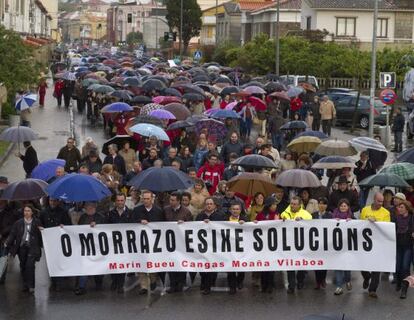 Manifestación de afectados por las participaciones preferentes en Cangas del Morrazo (Pontevedra) el pasado mayo.