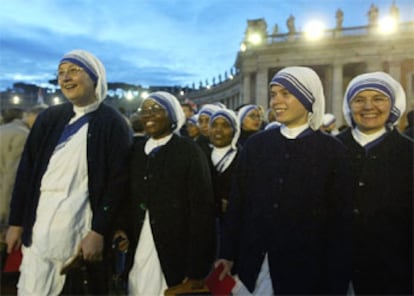 Un grupo de misioneras de la caridad esperan el inicio de la ceremonia en la Plaza de San Pedro.