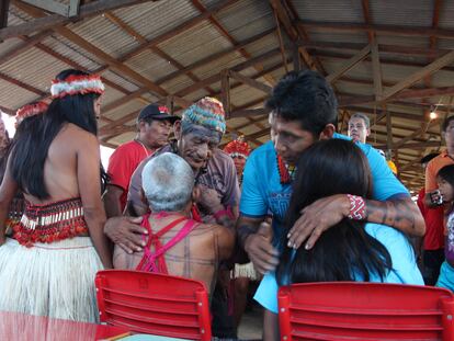 Cacique Vicente Saw, morto em primeiro de junho por covid-19, cumprimenta o então Cacique Geral do povo Munduruku, Biboi, ao lado do futuro (e atual Cacique Geral, Arnaldo), em sua aldeia em fevereiro de 2013.