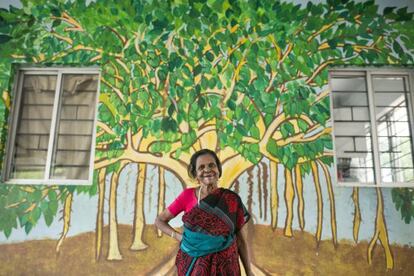 Una de las pacientes más veteranas de The Banyan fotografiada frente a un mural del baniano, árbol que inspira el trabajo de esta ONG.