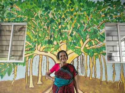 Una de las pacientes más veteranas de The Banyan fotografiada frente a un mural del baniano, árbol que inspira el trabajo de esta ONG.