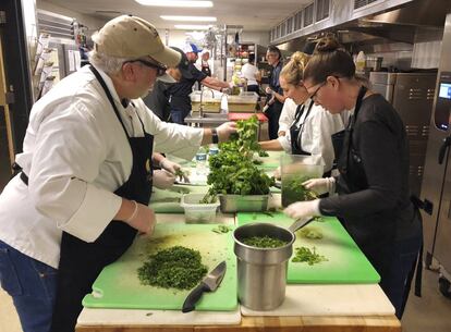 El chef Michael Reining prepara pavo en la Universida de California.