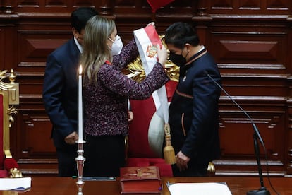 María del Carmen Alva, presidenta del Congreso, juramentando al nuevo presidente de Perú, Pedro Castillo.