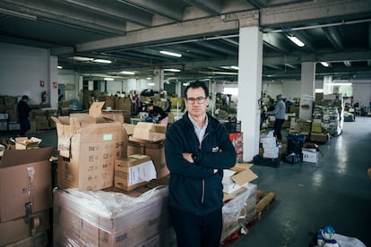 Iker Marcaide, director de la base logística de Paterna, donde se organiza ayuda solidaria para los afectados de la dana.