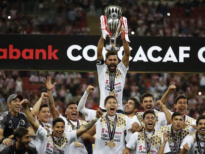 Los jugadores de Chivas celebran el título.
