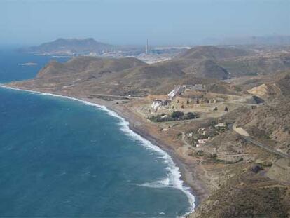 Imagen aérea de la costa de Carboneras, con las obras del hotel en la playa del Algarrobico.