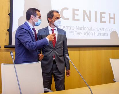 El ministro de Ciencia e Innovación, Pedro Duque, afirmó este jueves que la pandemia ha contribuido a estrechar los lazos entre la comunidad científica. Lo hizo durante una visita al Centro Nacional de Investigación sobre Evolución Humana (Cenieh) en la que el ministro reconoció además que muchas de las aportaciones relacionadas con el virus en España se han basado en trabajos previos. Por ello, Duque recordó el poco dinero que han recibido los centros científicos, una de las razones por la que el Gobierno planea invertir 1.000 millones de euros en ciencia e innovación.