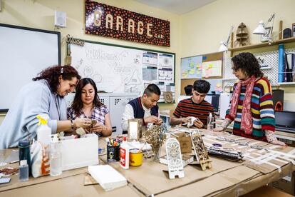 Las profesoras Mabel Esteban y Ana Losada con varios alumnos en una de las aulas del centro de adultos. 