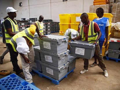 Personal prepara los centros para las próximas elecciones presidenciales en Monrovia, Liberia