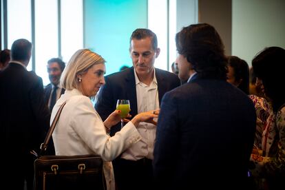 Teresa Fernández, directora de banca de empresa y directora general de Ibercaja, conversa con Miguel Ángel Correa, director del Cinbio, y Luis Pérez, director general de Gradiant.