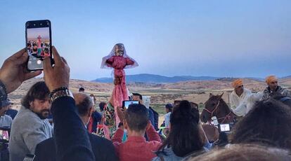 Mata es también el nombre de la muñeca por la que los jinetes corren. Tradicionalmente, aquel que conseguía escapar con ella tenía derecho a elegir esposa.