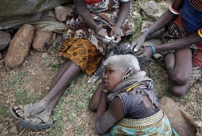 Mujeres de Turkana arreglan el pelo de una amiga.