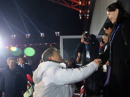La hermana de Kin Jong-un (derecha) saluda al presidente surcoreano, Moon Jae-in (izquierda).