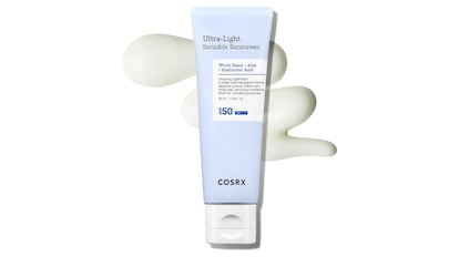 Este protector solar facial coreano​ COSRX destaca por su fórmula invisible.