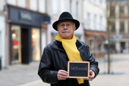 Maurice Beauzac, 86, retired, holds a blackboard with the word "integrite" (integrity), the most important election issue for him, as he poses for Reuters in Chartres, France February 1, 2017. He said: "When a politician tells you he's honest, you'd like to believe him, but you can't judge a book by its cover." REUTERS/Stephane Mahe SEARCH "ELECTION CHARTRES" FOR THIS STORY. SEARCH "THE WIDER IMAGE" FOR ALL STORIES