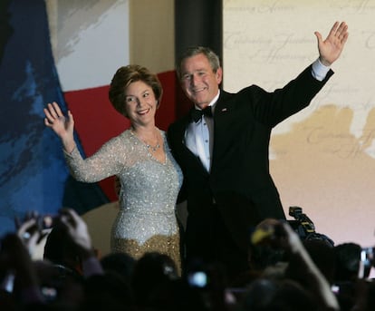 Oscar de la Renta vistió a prácticamente todas las primeras damas estadounidenses. Desde Jackie Kennedy a Betty Ford, pasando por Laura Bush, que lució este vestido de pedrería en una gala en enero de 2005.