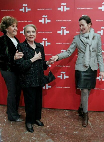 La cantante María Dolores Pradera (centro) ayer en el homenaje que le dedicaron en el Instituto Cervantes, acompañada por la presidenta del centro, Carmen Caffarel, y por la ministra de Cultura, Ángeles González-Sinde.