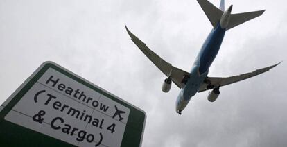 Un avión aterrizando en el aeropuerto de Heathrow, cerca de Londres (Reino Unido).