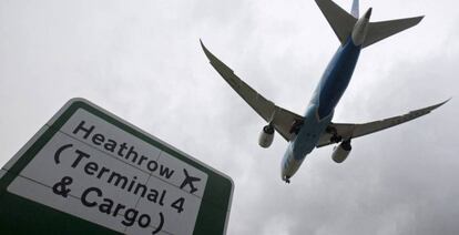 Un avi&oacute;n aterrizando en el aeropuerto de Heathrow, cerca de Londres (Reino Unido).