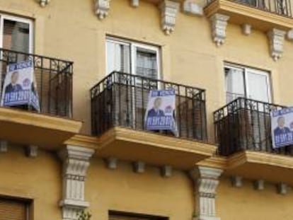 Anuncios de venta de viviendas en los balcones de un edificio de la calle Modesto Lafuente de Madrid. EFE/Archivo