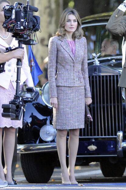 Felipe Varela fue el diseñador escogido otra vez en el desfile de la Fiesta Nacional de 2011. Traje de falda y chaqueta fue la elección de doña Letizia.