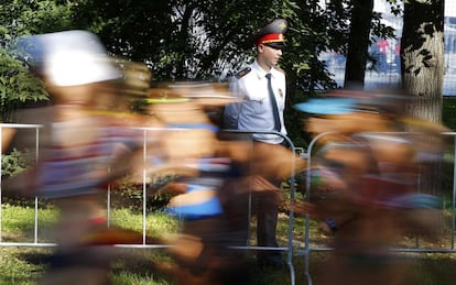 Un policía observa la competición femenina de 20 km marcha.
