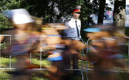 Un policía observa la competición femenina de 20 km marcha.