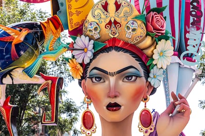 E la imagen, la artista mexicana Frida Kahlo en la cuerpo central de falla Cuba-Literato Azorín. 