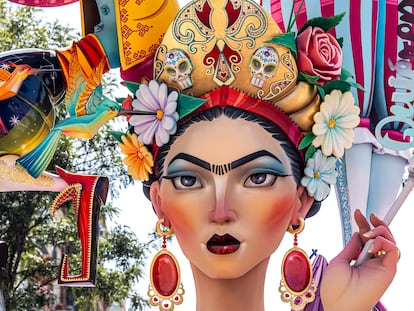 La figura central de la falla Literato Azorín-Cuba representa a la artista Frida Kahlo.