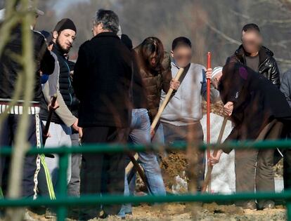 Familiares y amigos de Ibrahim Abdeslam, uno de los terroristas de París, en su entierro el 17 de marzo en el cementerio de Schaerbeek. A la izquierda, Abid Aberkan, arrestado el 19 de noviembre por cobijar a Salah Abdesalam.