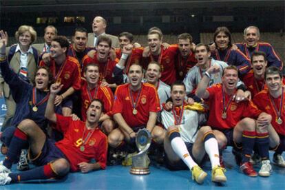 La selección española posa con el trofeo de campeona de Europa.