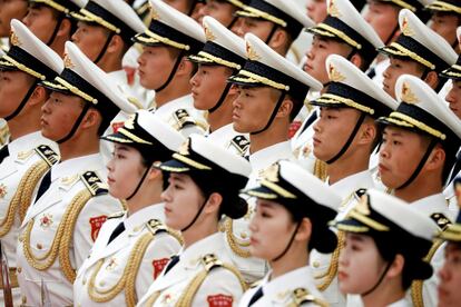 Los guardias de honor toman su posición durante la ceremonia de bienvenida del primer ministro de los Países Bajos, Mark Rutte, en el Gran Palacio del Pueblo en Beijing (China).