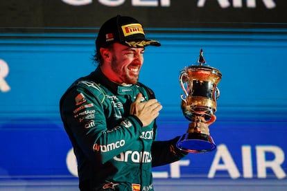 Fernando Alonso celebra su tercer puesto en el podio de Baréin.