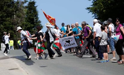 Participants in the human chain hold a sign in support of ETA convicts.