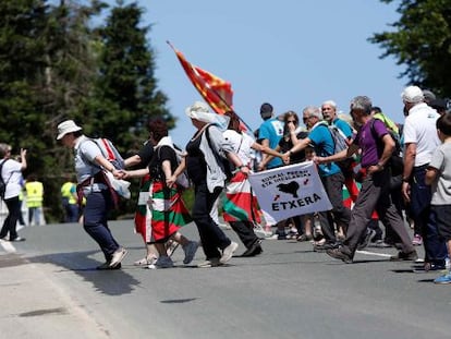 Participants in the human chain hold a sign in support of ETA convicts.