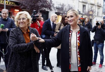 La alcaldesa, Manuela Carmena, y la presidenta regional, Cristina Cifuentes, tras reunirse el 23 de noviembre.