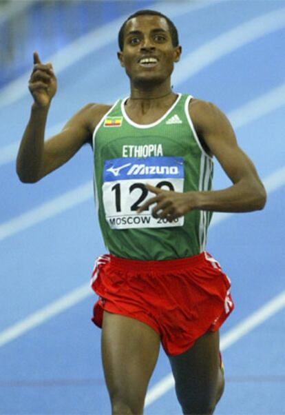 Kenenisa Bekele celebra su triunfo en la final de los 3.000 metros.