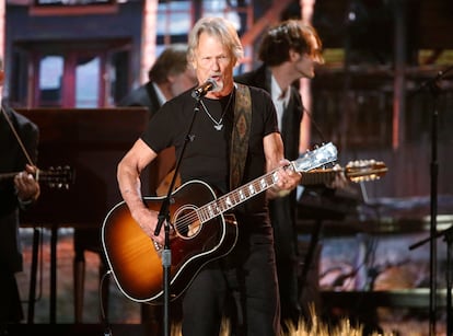 Kris Kristofferson toca en la 56ª edición de los Grammy en Los Ángeles, en enero de 2014.