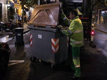 Un empleado de la recogida de basura en Barcelona, en una imagen de archivo.