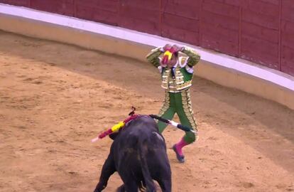 Antonio Ferrera, en un par de banderillas al quiebro en el cuarto toro de la tarde.