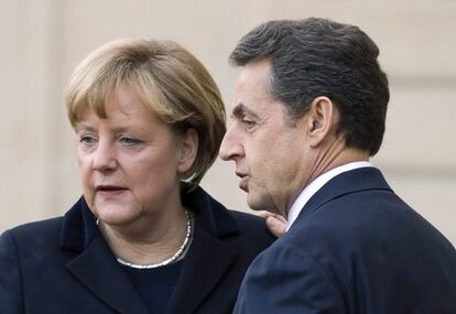 El presidente francés, Nicolas Sarkozy (d), y la canciller alemana, Angela Merkel (i), tras reunirse en París el pasado día 5.